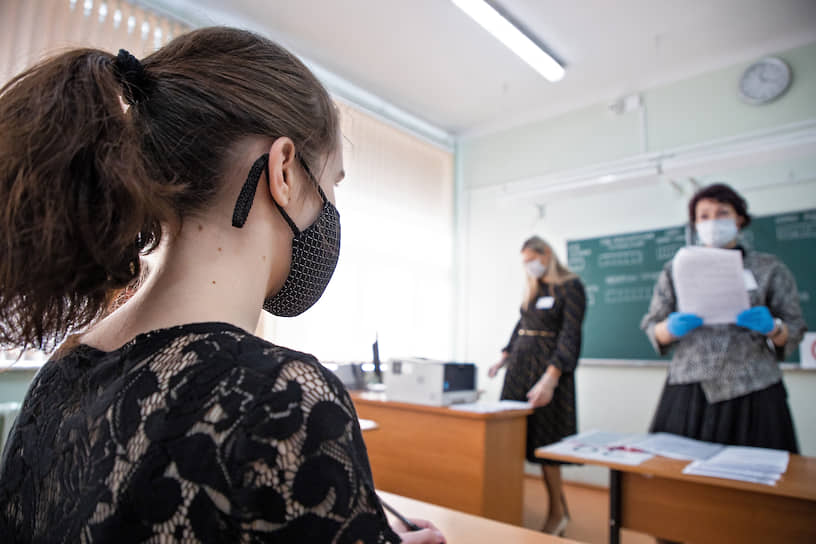 Калининград, Россия. Школьница в маске во время репетиции сдачи ЕГЭ в лицее-интернате 
