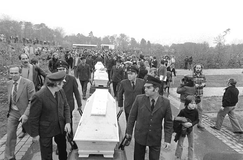 Похороны Андреса Баадера, Яна Карла Распе и Гудрун Энслин, умерших в тюрьме 18 октября 1977 года при так никогда и не выясненных до конца обстоятельствах