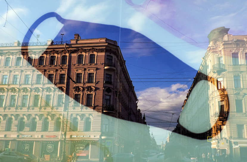 Санкт-Петербург. Отражение зданий в витрине магазина, рекламирующего медицинские маски