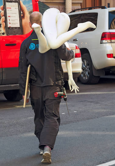 Санкт-Петербург. Мужчина с женским манекеном переходит улицу
