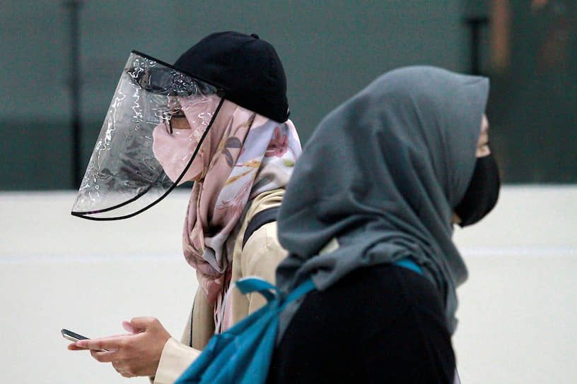 Джакарта, Индонезия. Женщины в защитных масках 
