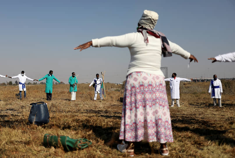 Совето, ЮАР. Церковные прихожане практикуют социальное дистанцирование 