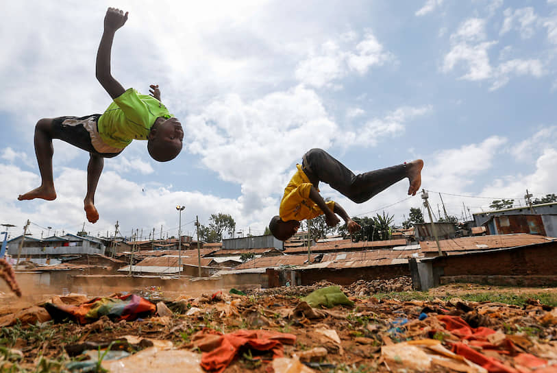 Найроби, Кения. Дети играют на свалке в трущобах 