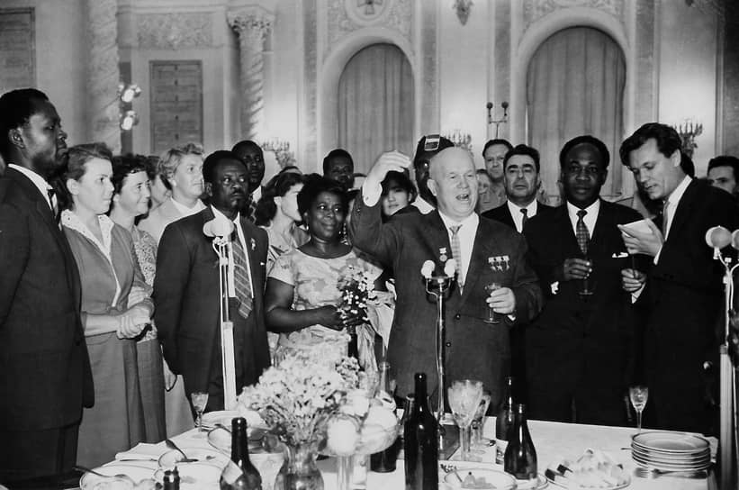 1961 год. Председатель совета министров СССР Никита Хрущев (в центре) во время приема