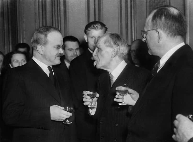 1946 год. Нарком иностранных дел СССР Вячеслав Молотов (слева) на конференции Совета министров иностранных дел