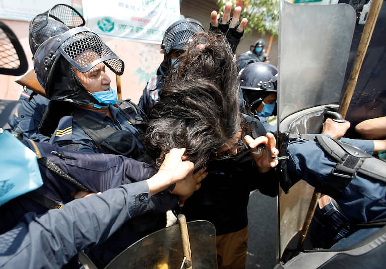 Катманду, Непал. Стражи порядка задерживают демонстрантов, требующих более эффективной борьбы с распространением коронавируса 