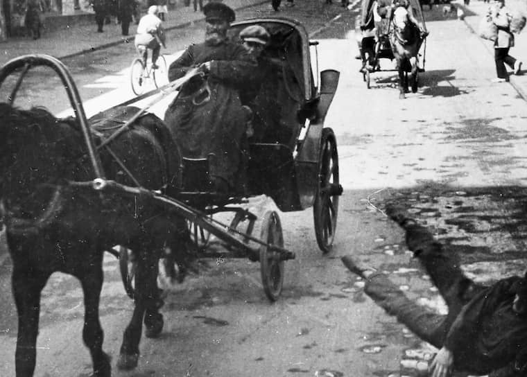 Декрет 1920 года был написал только для автотранспорта, но извозчиков на лошадях в то время было не меньше, чем машин