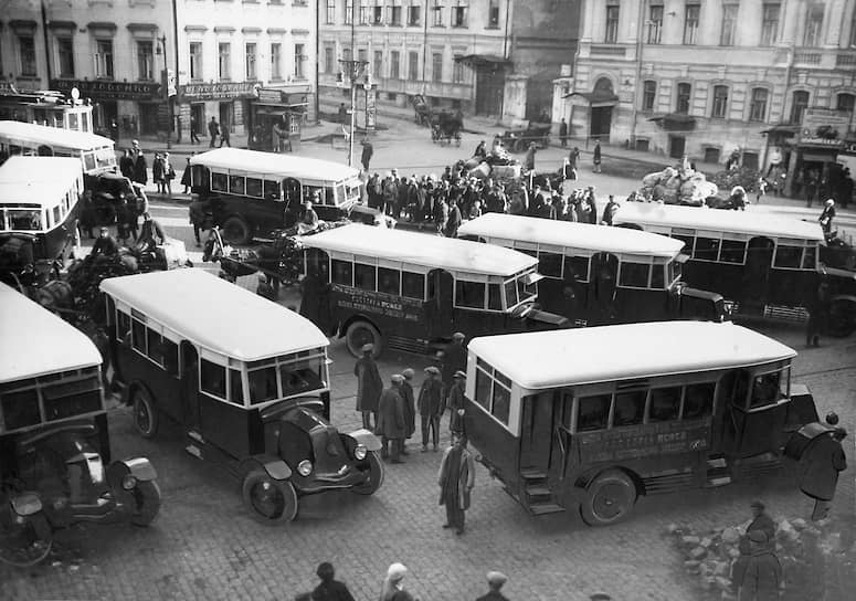 В 1920 году о повсеместном свободном пользовании автомобилем обычными советскими гражданами речи не было. Машины выделялись высокопоставленным руководителям с разрешениями различных комиссий