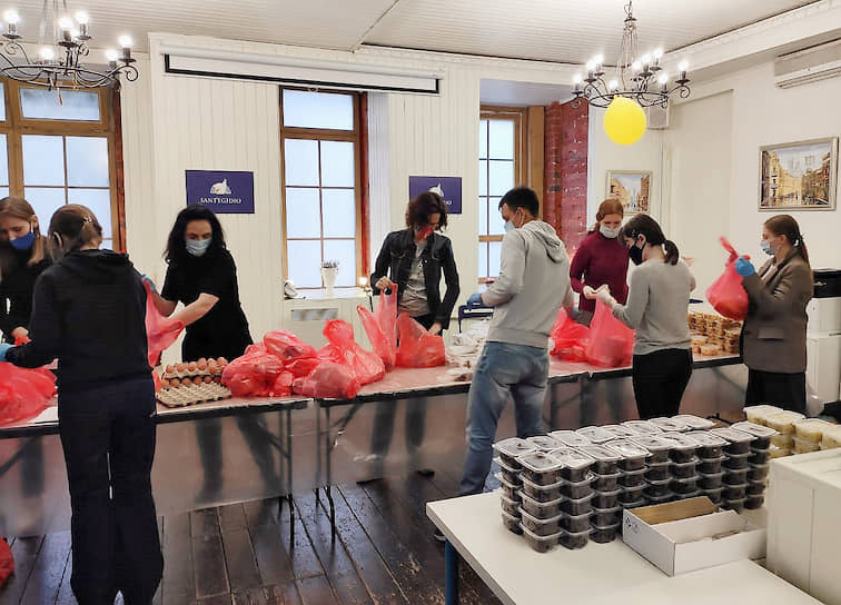 Волонтеры собирают продуктовые наборы для бездомных
