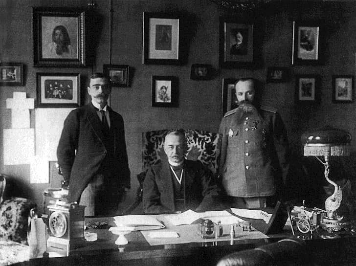 Назначение Протопопова (на фото — в центре) главой МВД могло поднять Бадмаева на вершину власти и принести несметные богатства