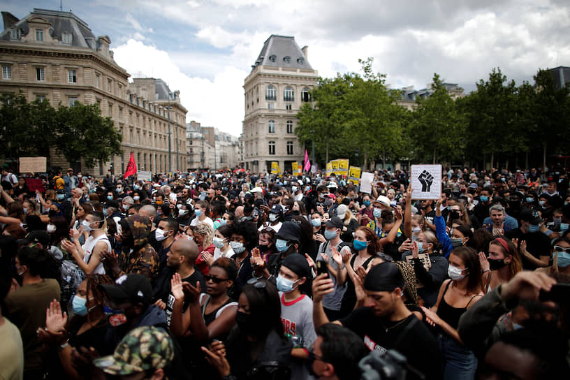 Протесты в Париже против полицейского насилия