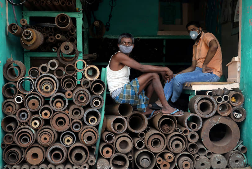 Калькутта, Индия. Рабочие в лавке продают железные трубы 