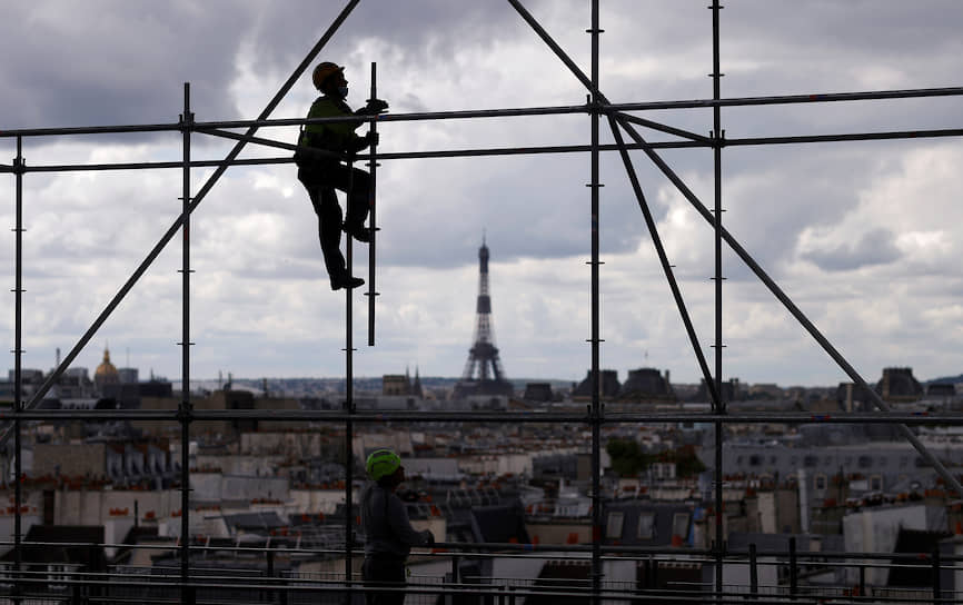 Париж, Франция. Рабочий на строительных лесах, установленных для ремонта Центра Помпиду 