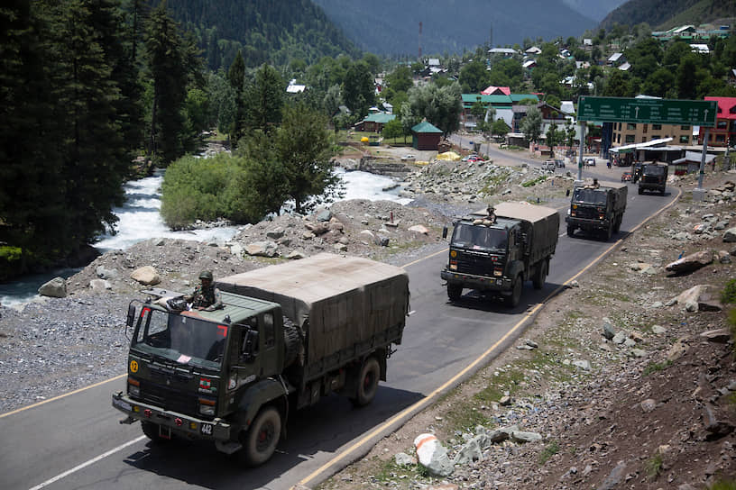 Индийский военный конвой движется на линию контроля в Ладакхе