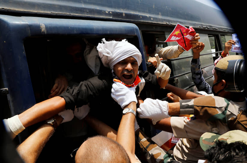 Нью-Дели, Индия. Полиция задерживает активиста индийского националистического движения «Раштрия сваямсевак сангх» Джаграна Манча (в центре) во время антикитайской акции протеста 