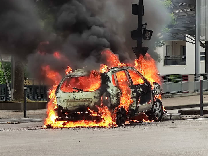 На четвертый день противостояния арабская молодежь вышла на улицы своего квартала и сожгла несколько машин в знак того, что не отступит перед чеченской угрозой