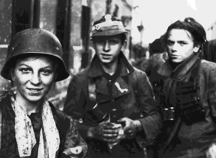 В Варшавском восстании принимали участие харцеры (польский аналог скаутов) В период нацистской оккупации харцерские организации действовали подпольно