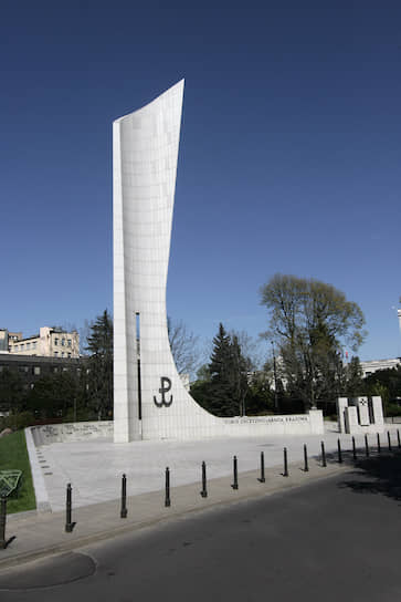 Памятник Польскому подпольному государству и Армии Крайовой перед зданием парламента Польши
