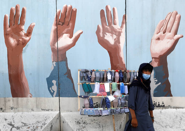 Кабул, Афганистан. Мужчина продает защитные маски 