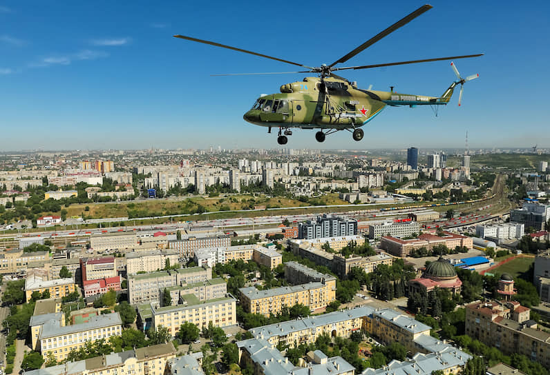 Волгоград. Экипажи боевых вертолетов летят на репетицию Парада Победы с аэродрома в Мариновке 