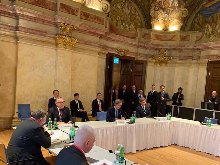 Переговоры по контролю над вооружениями с участием высокопоставленных делегаций из России и США в Вене
