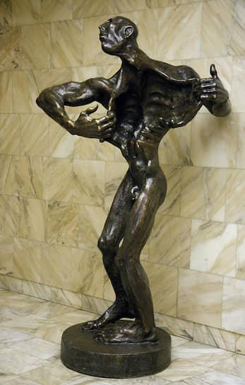 Скульптура работы Андрея Налича, которая стояла в вестибюле здания прежней редакции газеты “Ъ” на улице Врубеля