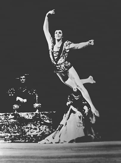 Николай Фадеечев исполняет партию принца Зигфрида в «Лебедином озере»
