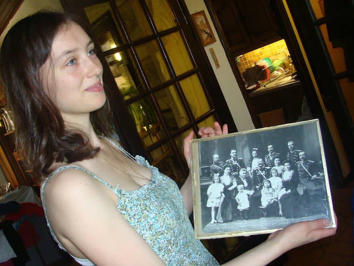 Лара Кауте с фотографией семьи прадеда