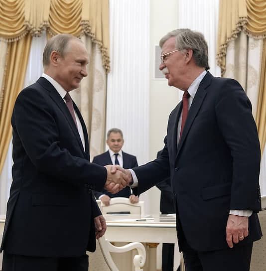 Президент России Владимир Путин (слева) и советник президента США по национальной безопасности Джон Болтон в июне 2018 года