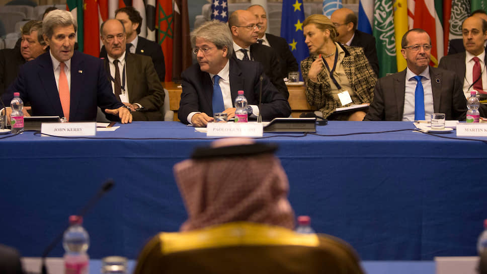 Международная конференция по Ливии в Риме, 2015 год. Слева направо: госсекретарь США Джон Керри, глава МИД Италии Паоло Джентилони и спецпосланник генсека ООН по Ливии Мартин Коблер