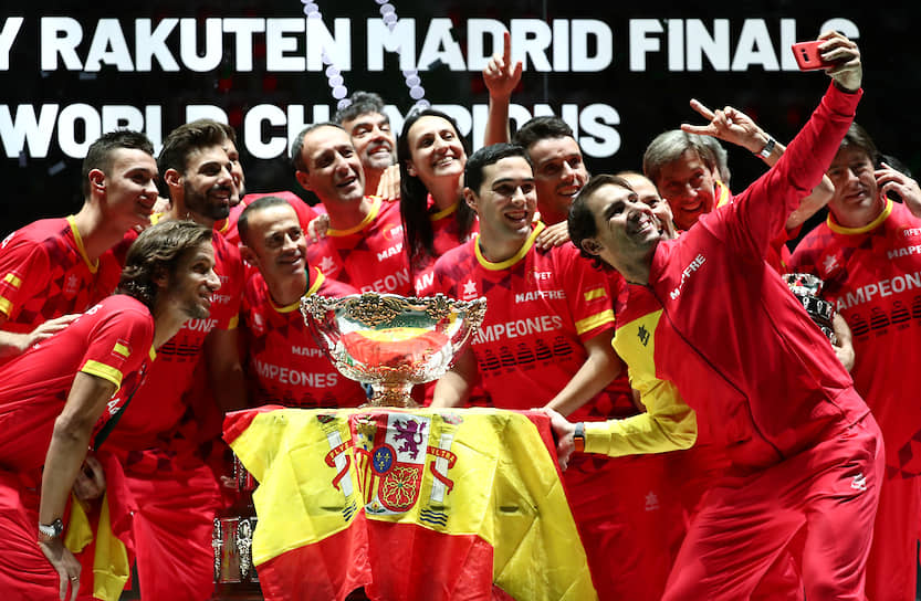 Испанский теннисист Рафаэль Надаль после победы на Кубке Дэвиса в 2019 году