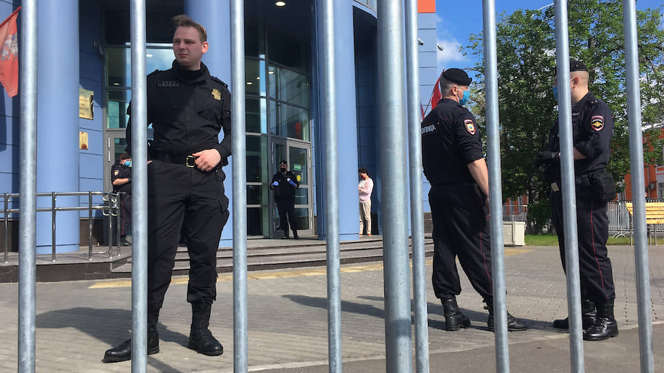 Полицейские перед зданием Мещанского суда