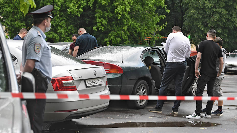 Полиция у подъезда дома на улице Приорова, где произошло убийство