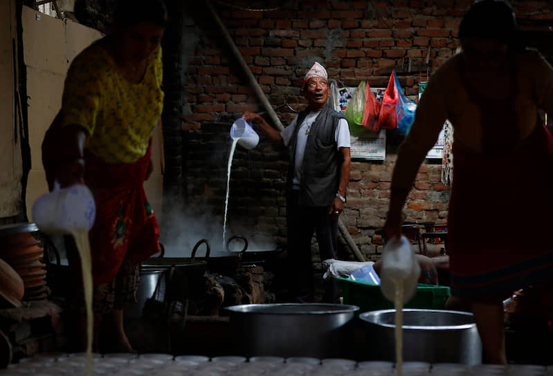 Бхактапур, Непал. Производство йогуртов