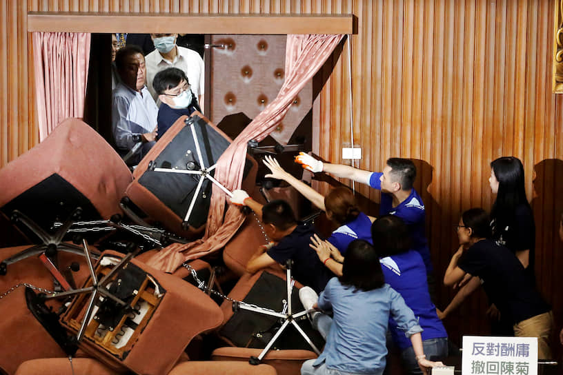 Тайбэй, Тайвань. Драка между представителями правящей партии и депутатами от оппозиции, которые захватили здание парламента