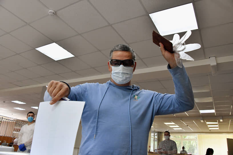 Москва, Россия. Избиратели в медицинских масках во время голосования по поправкам в Конституцию