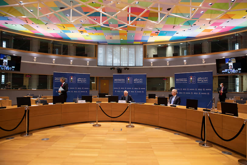 Верховный представитель ЕС по внешней политике и политике безопасности Жозеп Боррель (в центре)
