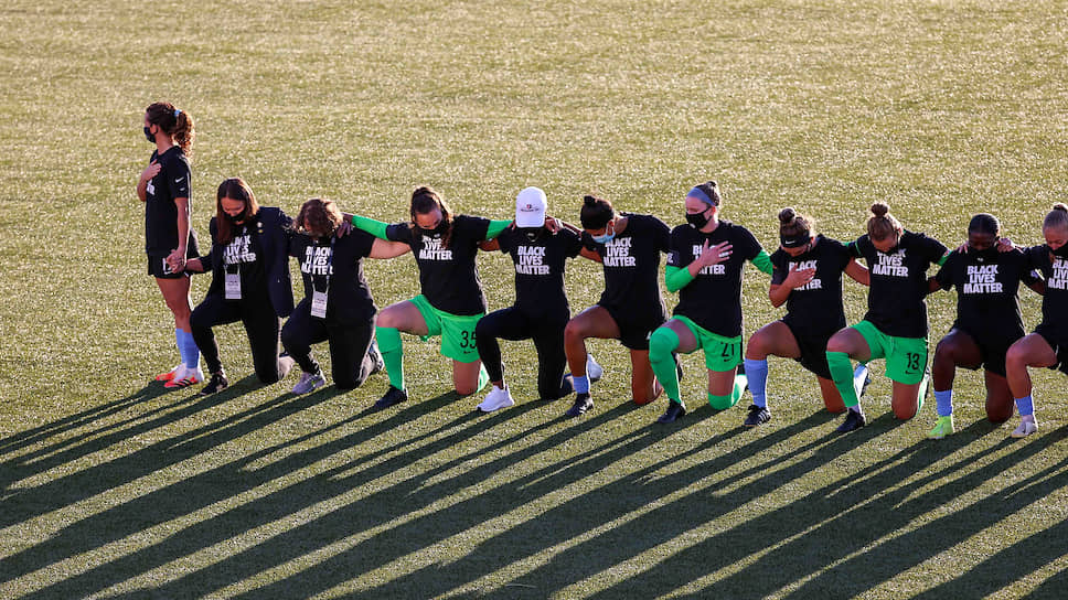 Сэнди, США. Игроки женской футбольной команды во время исполнения государственного гимна 