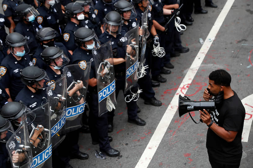 Нью-Йорк, США. Демонстрант перед полицейскими 