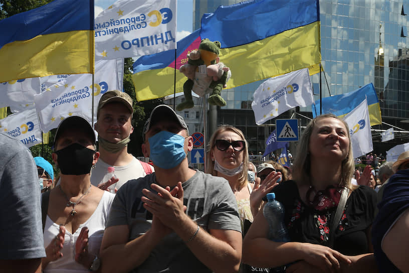 Участники митинга в поддержку бывшего президента Украины Петра Порошенко у здания Печерского суда