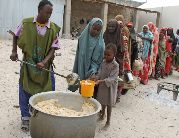 Раздача гуманитарной помощи – привычная для Сомали картина