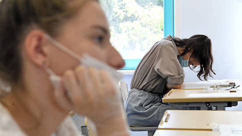 «Можете поднять руку, и вам заменят маску и перчатки»  / “Ъ” наблюдал, как выпускники сдавали первый ЕГЭ в условиях пандемии коронавируса