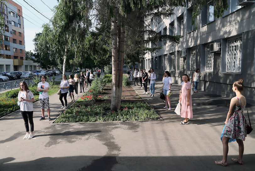 Самара, Россия. Молодые люди соблюдают дистанцию перед началом ЕГЭ