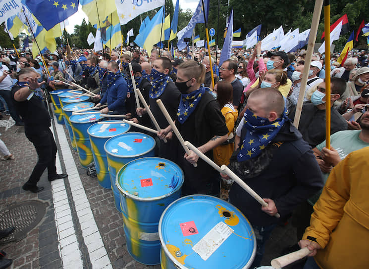 Киев, Украина. Митинг в поддержку бывшего президента страны Петра Порошенко у здания Печерского райсуда