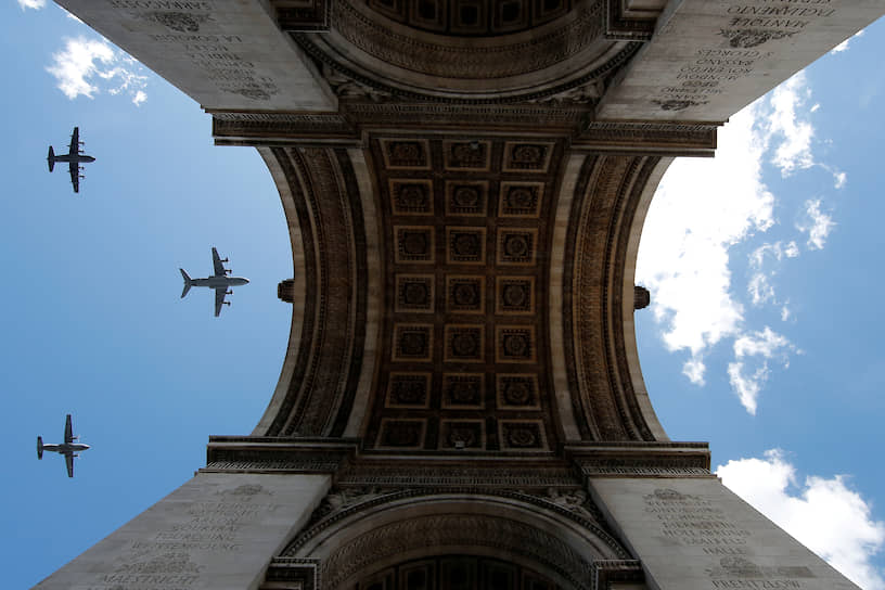 Париж, Франция. Военные самолета пролетают над Триумфальной аркой на репетиции перед Днем взятия Бастилии 