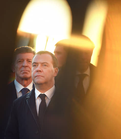 Замглавы администрации президента Дмитрий Козак (слева) и зампред Совета безопасности РФ Дмитрий Медведев (в центре)