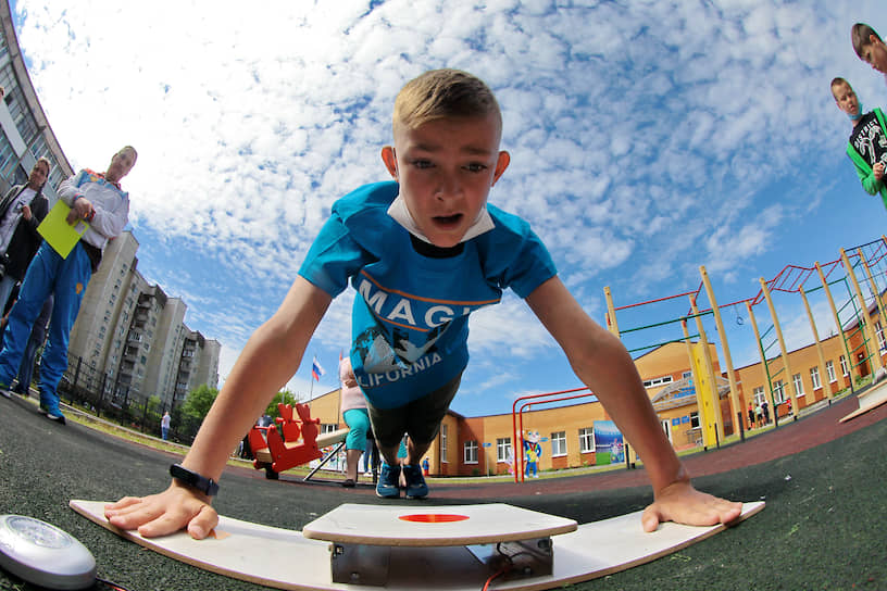 Волхов, Ленинградская область. Мальчик отжимается во время Всероссийского фестиваля детского дворового спорта