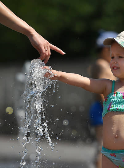 Москва. Ребенок у фонтана в парке «Музеон»