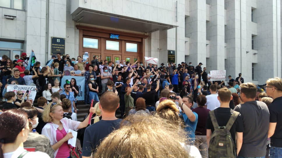 На фото: митингующие у здания правительства края в центре Хабаровска 