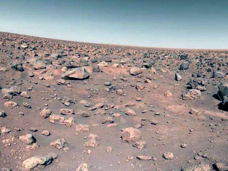 После 1970-х годов в активном исследовании Марса наступил перерыв
&lt;br>На фото: первый цветной снимок с места посадки модуля Viking-2 на поверхности Марса, 1976 год